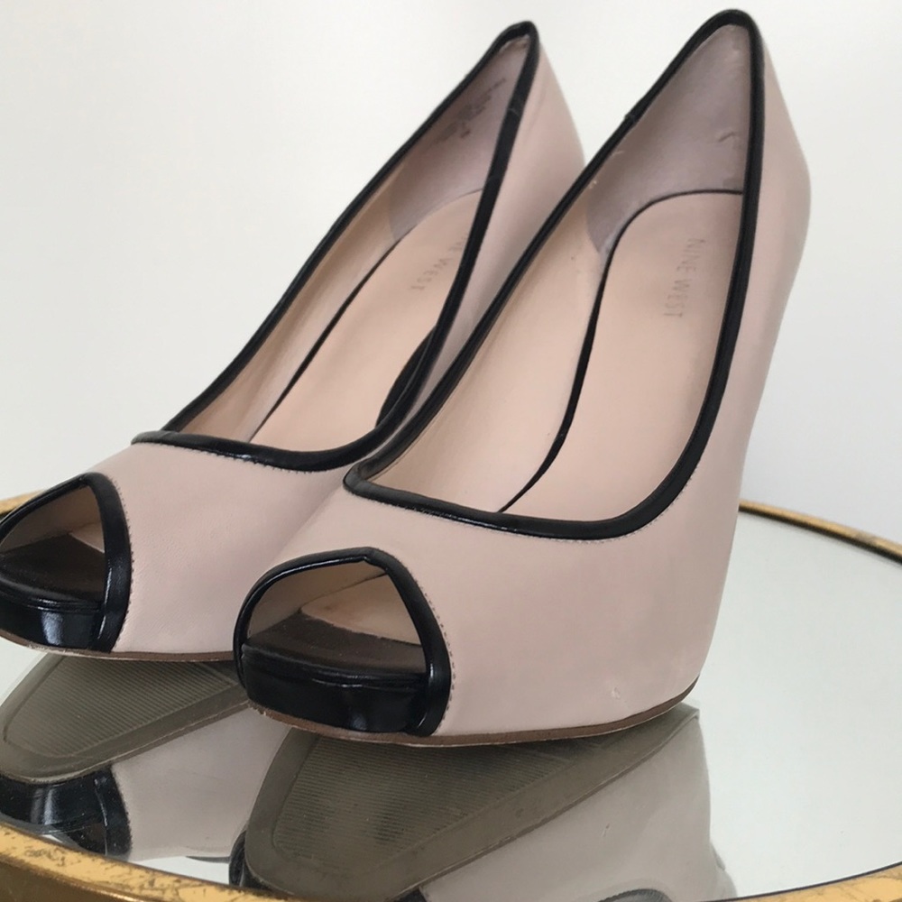 Nine West Cream with Black Trim Pump Size 9